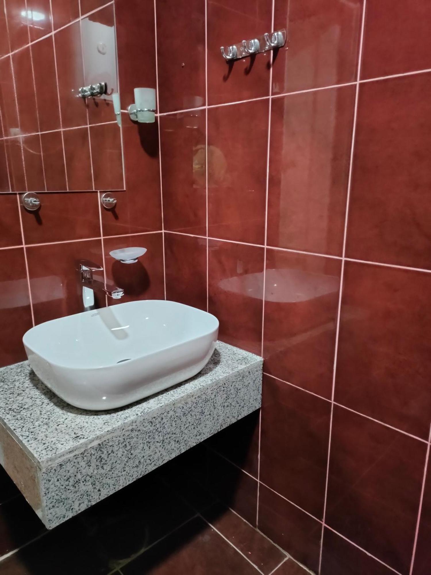 אורקי Tornado Hotel מראה חיצוני תמונה